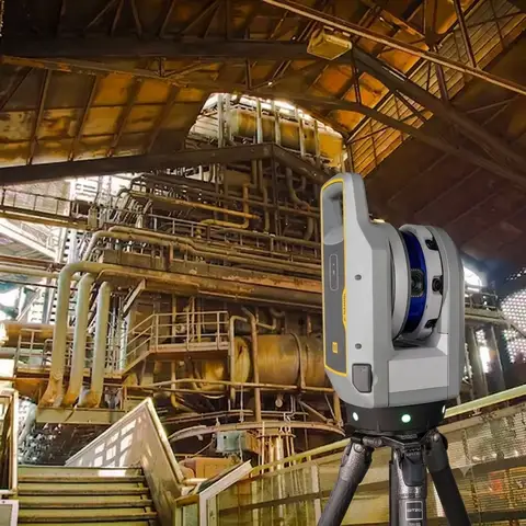 Escáner láser 3D capturando datos en el interior de una planta industrial