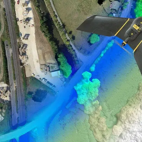Dron eBee Plus sobre una imagen aérea con nube de puntos de un levantamiento topográfico